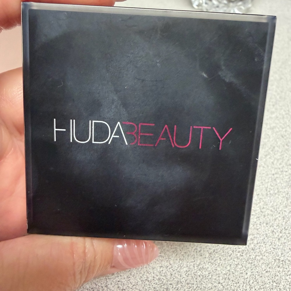 Huda Tantour cream bronzer/contiur shade light